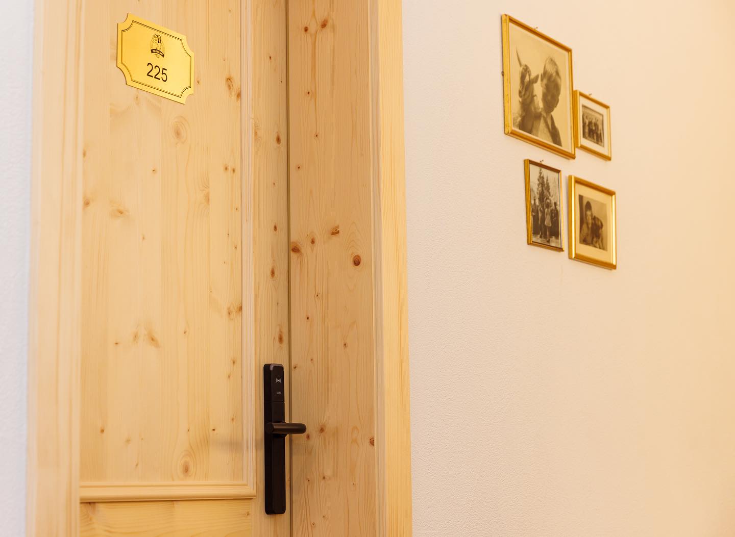 In diesem Jahr sind wir noch weiter gegangen und haben uns von unseren Nostalgischen Schlüsseln verabschiedet. Diese wurden durch Schlüsselkarten ersetzt. 

Da wir die Nostalgie in unserem Hause sehr schätzen, haben alle antiquarischen Lieblingsstücke einen besonderen Platz erhalten.

Seit gespannt, wenn Ihr bei uns zu Gast seid. Ein Haus voller Geschichte wartet auf Euch. 

#hotel #travel #oldvsnew #vacation #antique #design #tourism