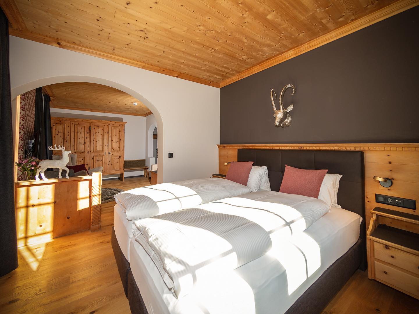 Unser Ferien- und Kongress- Hotel wird Euch mit seinem modernen Stil angenehm überraschen und sofort mit seiner Eigenart faszinieren. 

#familyhotel #juniorsuite #davos #davosklostersmountains #hotel #newstyle #sommersaison #wintersaison #specials #davos #capricorn