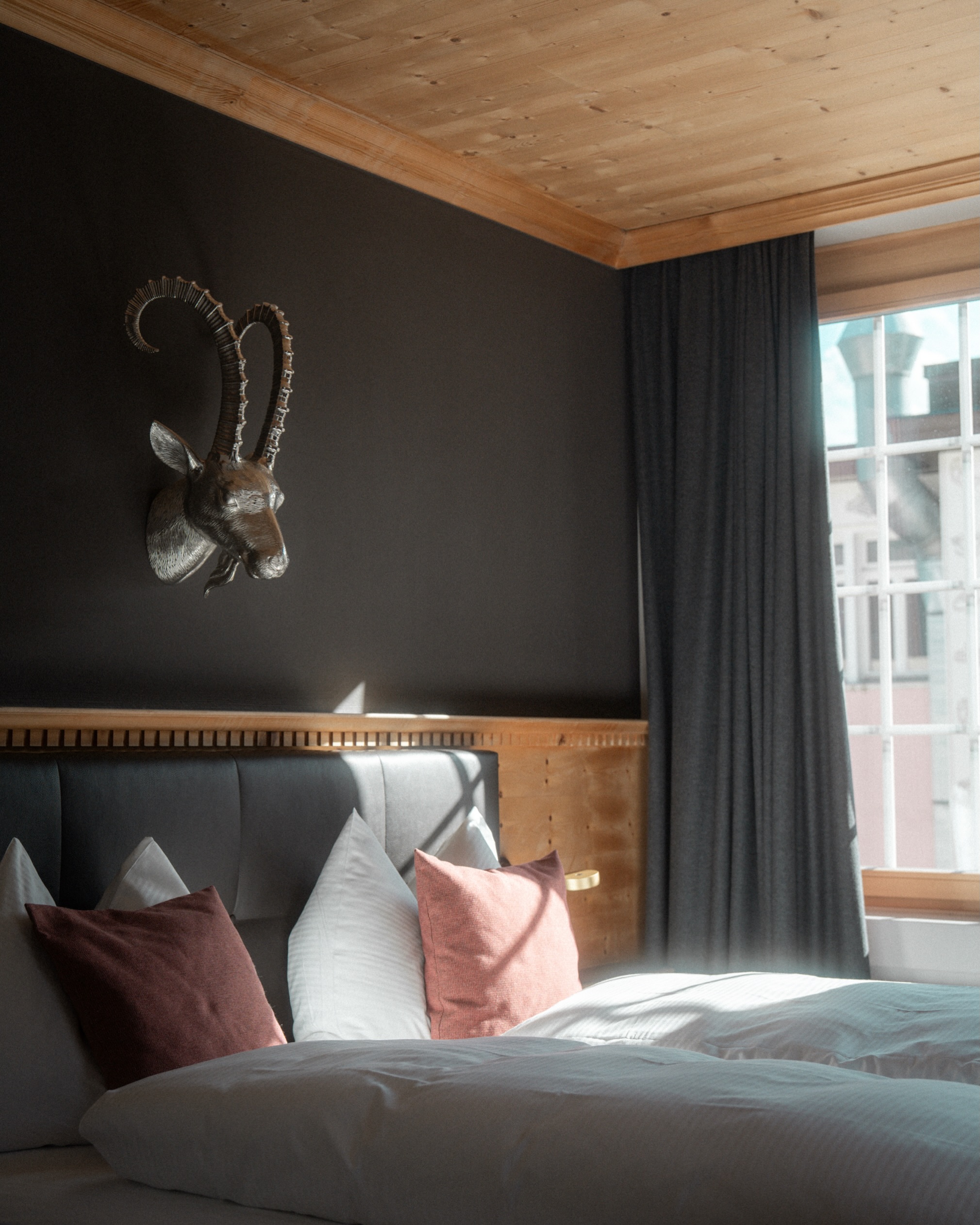 Herbstliche Ruhe im Hotel Parsenn. 🍂 ⛰️
Draussen klare Bergluft und goldene Farben, drinnen gemütliche Zimmer zum Ankommen und Abschalten. 

#HotelParsenn #HerbstInDavos #Davos #DavosKlosters