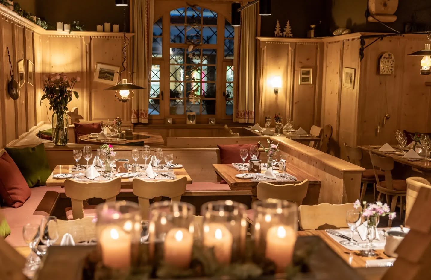 Noch auf der Suche für das passende Nachtessen? 
Das Parsenn Stübli ist jede Woche von Donnerstag bis Sonntag ab 18:00 Uhr geöffnet. 
Lasst Euch von unserem Küchenchef mit regionalen & internationalen Spezialitäten verwöhnen. 
Reservierungen nehmen wir gerne unter +41 81 416 32 32 entgegen.
.
.
.
#hotelparsenn #parsenngada #davosklosters #davosklostersmountains #food #wine #restaurant