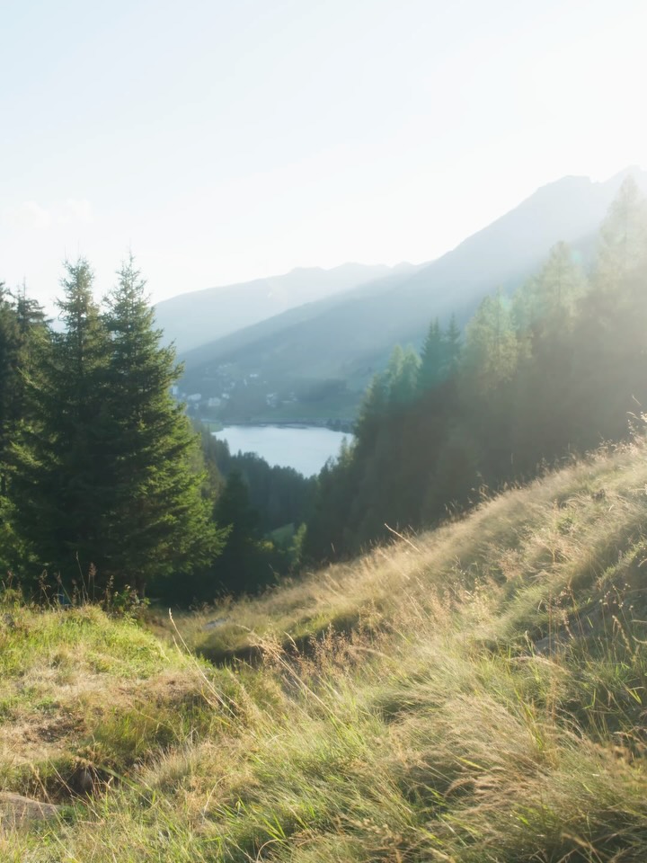 Draussen durchatmen. Drinnen ankommen. 🍂⛰️
Herbstliche Wege, frische Davoser Bergluft und danach die Ruhe im Hotel Parsenn geniessen. So fühlt sich eine kleine Auszeit in den Bergen an.

#HotelParsenn #Davos #HerbstInDavos #DavosKlosters